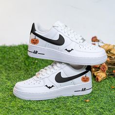 Custom Halloween Air Force 1 Hand Painted Pumpkin Face AF1 Black Bat Sneakers Halloween Shoes Gift Funny Fall Halloween Decor 👟 EXQUISITE ART: The combination of beige and black is the epitome of art. 🎨 PREMIUM PIGMENTS: high quality leather pigments for durability. 🎁 UNIQUE GIFT: Exclusively customised, one-of-a-kind, show your personality. 📦Making time: 3-7 days 🚚Shipping time: 5-12 days 💌Use different shipping partners 🔔unique, no return for refund 👻Heel part of the shoe because of th Funny Halloween Pumpkins, Nike Custom Shoes, Pumpkin Face Paint, Hand Painted Pumpkin, Halloween Shoes, Funny Fall, Painted Pumpkin, Custom Nike Shoes, Custom Air Force 1