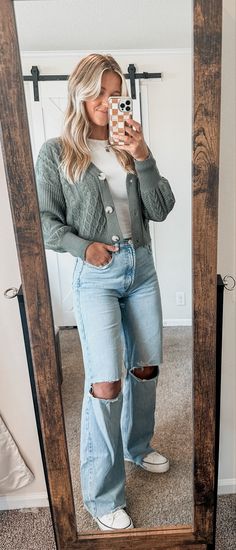 How to have a capsule wardrobe Chilly Spring Outfits, Breakfast Date Outfit, Outfits Alt, Alt Summer, Outfits Asian, Closet Revamp, Mom Fits, Outfits Men Summer, Outfits Aesthetic Summer