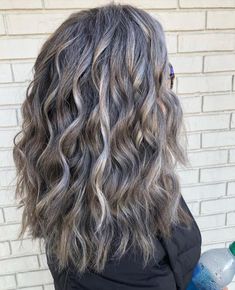 Transitioning to Gray with Silver and Beige Highlights Transitioning To Gray Hair, Natural White Hair, Blue Grey Hair, Dark Grey Hair, Beige Highlights, Grey Hair Care, Grey Blonde Hair, Grey Hair Dye, Grey Curly Hair