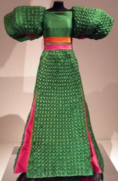 Japan Costume, Sewing Couture, Green Dresses, Green Room, Fashion Revolution, Textiles Fashion