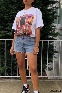 White Tshirt Outfit, Tomboy Chic, Straight Clothes, Bermuda Jeans, 90s Outfit, Black Streetwear, Cute Summer Outfits, White Fashion, Fashion Street