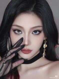 Black Smokey Eye Makeup Asian, Black Korean Makeup Look, Kpop Smokey Eye, Korean Smokey Makeup, Smokey Korean Makeup, Korean Black Makeup, Smokey Eye Makeup For Wedding, Dark Skin Smokey Eye, Douyin Smokey Eye