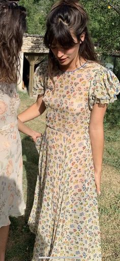 Doen Outfit, Old Fashion Dresses Vintage Classy, Southern Church Outfit, Reformation Aesthetic, 90s Spring Fashion, Most Creative Halloween Costumes, Halloween Costumes 2022, Round Of Applause, Camila Morrone