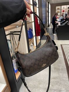 Coach Bags 2022, Coach Bag Aesthetic, Coach Aesthetic, Coach Bag Outfit, Tas Coach, Shoulder Bag Outfit, Trendy Purses, Handbag Essentials, Bag Obsession