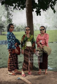 Potret ibu-ibu gaul tahun 1960-1970an Kebaya Vintage, Iphone Image, Traditional Chic, Indonesian Wedding, Image Logo, Outfits 70s, Eid Outfit, Batik Fashion, Batik Pattern