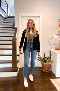 Casual White Sneakers Outfit, Black Striped Shirt Outfit, Striped Tshirt Outfits, Black Jeans Outfit Casual, Stripe Cardigan Outfit, White Striped Shirt Outfit, Black Cardigan Outfit, Outfit Mom Jeans, Tshirt And Jeans