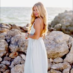 Gorgeous Dress! Bnwt Dress Photoshoot Poses, Solo Beach Poses, Summer Senior Pictures, Travel Pictures Poses, Long Beach Dress, Senior Pictures Poses, Senior Poses, Backless Maxi Dresses, White Maxi