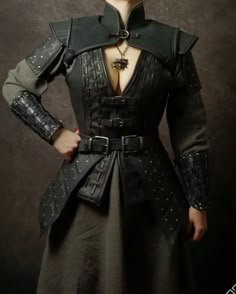 Female Leather Armor, Gaun Abad Pertengahan, Fantasy Inspo, Fair Outfits, Female Armor, Ren Fest, Larp Costume, Ren Fair, Leather Armor