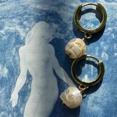 Hand carved (real) pearl skulls on 18k gold filled hoop huggies, dainty yet durable 🌙

Earrings are brass filled and waterproof, can wear in the shower and they do not tarnish ✨ Gold Filled Hoops, Real Pearls, Women's Jewelry, Gold Filled, Hand Carved, 18k Gold, Carving, Women Jewelry, Brass