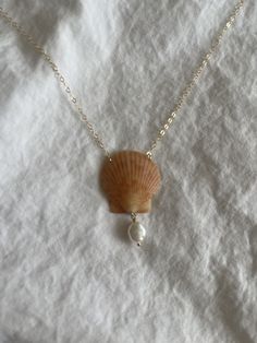 Scallop Shell Necklace / One-of-a-kind / 14k Gold Filled / Charm / Shells found directly in St.Pete! Length: -16.5" Materials: -14k gold-filled chain & findings -Scallop Shell -Faux Pearl Charm Closure: Spring ring clasp To keep jewelry from tarnishing quickly avoid wearing it in water or getting it wet. *This item is made to order, so processing time is needed to make each item. Check us out on instagram @maydejewelry to be up to date on sales, new arrivals, giveaways & more! Follow our Instagr Homemade Shell Jewelry, Shell Beads Jewelry, Sea Accessories, Jewelry Mood Board, Dolphin Jewelry, Coquille Saint Jacques, Beachy Jewelry, Seashell Jewelry, Scallop Shell