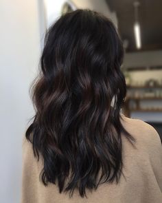 Redken sur Instagram : Do you have any social media hot tips 🔥you'd like to share with the Tribe? A few from @kalicolourshair 🇨🇦: 1️⃣ Be active on your Instagram and… Dark Brown Hair Ideas, Brown Hair With Caramel Highlights, Brown Hair Shades, Hair Dyed, Subtle Balayage, Chocolate Hair, Chocolate Brown Hair, Hair Dark, Brown Hair Balayage