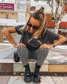 Doc Martens Outfit, Millennials Fashion, Checkered Pants, Traje Casual, Spring Fashion Outfits, Autumn Outfit, Outfits Casual, Casual Fall Outfits, Doc Martens