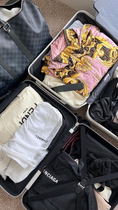 Packed Bags Travel, Packing Travel Bag, Traveling Bag Packing, Traveling Bags For Women, Luggage Packing Aesthetic, Airport Luggage Aesthetic, Luggage Photoshoot, Packed Luggage, Packed Bags