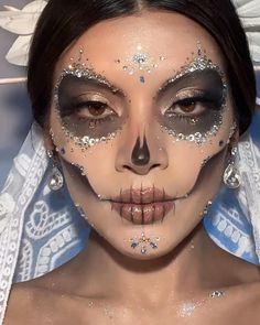 Jewel Skeleton Makeup, Catrina Costume Make Up, Halloween Glitter Makeup, Simple Catrina Makeup, Simple Skull Makeup, Eye Makeup With Rhinestones, Catrina Nails, Skull Makeup Ideas, Makeup With Rhinestones