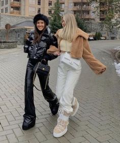 Winter Outfits Snow Boots, Moon Boot Aesthetic, Ski Boots Outfit, Outfit With Moon Boots, Outfit Neige, Short Moon Boots Outfit, Outfits With Moon Boots, Low Moon Boots Outfit