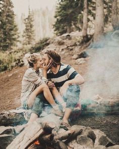 Couple Camping Photography, Camping Engagement Photos, Camping Photoshoot, Couple Camping, Camping Couple, Camping Photo, Retro Camping, Couple Ideas, Camping Photography