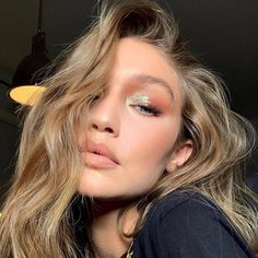 20 Ways to Wear the Holographic Makeup Trend—From Futuristic Foil to Iridescent Opal Thanksgiving Makeup Looks, Celebrity Eyebrows, Shimmery Makeup, Thanksgiving Makeup, Holographic Makeup, Types Of Manicures, Peach Eyeshadow, Shimmery Eyeshadow, Celebrity Makeup Looks