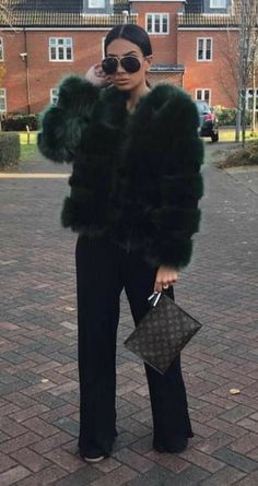 Black Fluffy Coat, Outfit Elegantes, Coat Outfit, Feminine Women, Autumn Style, Coat Outfits, Fur Fashion, Stylish Fashion