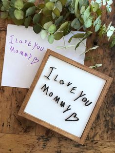 two cards with the words i love you mommy and i love you momly written on them