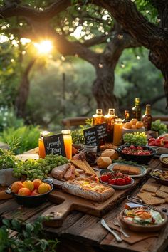 Garden To Table, Fall Dinner Party, Outdoor Dinner Parties, Tafel Decor, Charcuterie Inspiration, Gardens Design, Charcuterie And Cheese Board, Outdoor Dinner