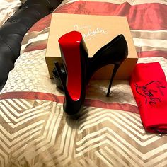 Very Sexy Christian Louboutin Estilo Vans, Classy Going Out Outfits, Christian Louboutin Iriza, Christian Louboutin Sandals, Heels Aesthetic, Christian Louboutin So Kate, Red Louboutin