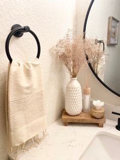 Neutral creamy + wood bathroom decor for spring Neutral Restroom Decor, Small Counter Space Bathroom, Bathroom Earthy Decor, Neutral Bathroom Aesthetic, Toilet Top Decor Ideas, Half Bathroom Decor Minimalist, Earth Tone Bathroom Decor, Neutral Apartment Bathroom, Neutral House Aesthetic