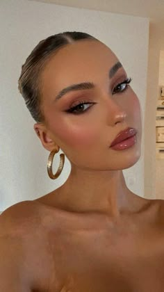 Color Eye Makeup For Brown Eyes, Summer Formal Makeup, Elegant Party Makeup, Red Shirt Makeup Ideas, Natural Blue Makeup Looks, Medium Glam Makeup, Vegas Wedding Makeup, Soft Sultry Makeup, Dusty Pink Makeup Look