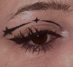 Cool Simple Eyeliner, Easy Emo Makeup Looks, Makeup Looks Graphic Liner, Cute Eyeliner Looks, Graphic Makeup Looks, Cool Eyeliner Looks, Crazy Eyeliner, Cute Eyeliner