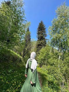 Green Aesthetic Dress, Muslim Girl Outfits, Green Hijab, Hijab Hipster, Aesthetic Hijab, Ootd Poses, Summer Picture Poses, Muslimah Dress, Hijab Aesthetic