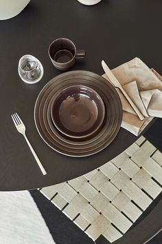 Interior design trends 2022: Calming neutrals. Product shown: NJRD Lines Brown Table Setting, Interior Design 2024, Autumn Interior, Earthy Color Palette, Brown Table, Stand Strong, Scandinavian Interior Design, Maximalism, Patchwork Patterns