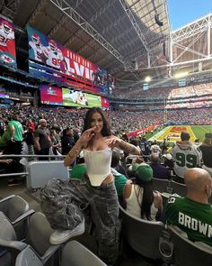 Aesthetic Football Outfit, Football Game Instagram Pictures, Wag Outfits Football, Basketball Gf Outfits, Basketball Match Outfit, Outfit For Basketball Game, Stadium Outfit Women, Football Games Outfit, Outfits For Football Games