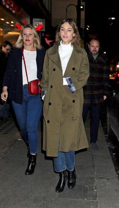 Khaki Trench Coat Outfit, Trench Coat Outfit Winter, Alexa Chung Street Style, Trench Coat Street Style