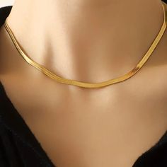 Fashion simple necklace, so that your neck looks more beautiful, so that the whole persons temperament has become better Elegant Gold Snake Chain Choker, Dainty Snake Chain Necklace For Party, Gold Chain Herringbone Necklace As Gift, Trendy Gold Clavicle Chain Necklace, Snake Chain Necklace Choker For Gift, Snake Chain Choker Necklace Perfect For Gifts, Trendy Yellow Gold Choker Necklace, Elegant Metal Herringbone Clavicle Necklace, Elegant Herringbone Clavicle Necklace