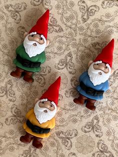 ️Ces jolis aimants gnome ajouteront du plaisir à votre réfrigérateur, bureau ou casier ! ?? Elles sont faites à la main avec une décoration et fixées à un puissant aimant en terre rare. ️Couleur : comme indiqué ️Montant : 3 Taille : environ 1,5 x 0,5 po. ⭐️Chaque aimant peut contenir environ 7 morceaux de papier standard. ⭐️Parfait petit cadeau unique pour quelqu'un de spécial. ⭐️Votre lot sera présenté dans une boîte métallique pour un rangement facile et/ou prêt à offrir. Remarque : * Les aima Gnome Magnets, Elf Decor, Gnome Decorations, Cute Magnets, Spring Gnomes, Gnome Gift, Office Garden, Rare Earth Magnets, Small Gift