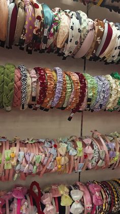 Display Rack Ideas, Natural Hair Care Routine, Diy Hair Scrunchies, Pinterest Jewelry, Band Nails, Hair Tie Accessories, White Figures, Snap Streak Ideas Easy