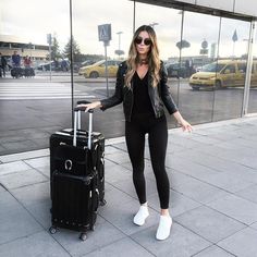 Travel Outfit Plane Cold To Warm, Travel Outfit Cold To Warm, European Travel Outfit, Mode Rockabilly, Airport Travel Outfits, Airplane Outfits, Fall Travel Outfit, Fashion Travel Outfit, Travel Outfit Plane