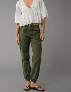 Crisp poplin with a baggy leg & utility-inspired cargo details. Jogger Cargo Pants Outfit, Womens Cargo Pants Outfit, Cargo Joggers Outfits Women, Utility Pants Outfit, Cargo Joggers Outfits, Cargo Pants High Waisted, Cargo Pants Women Outfit, Joggers Outfit Women, Womens Cargo Pants