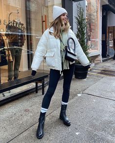 Outfit With White Puffer Jacket, Winter Fashion Outfits Puffer Jacket, Autumn Puffer Jacket Outfit, White Snow Jacket Outfit Winter, Outfits With White Jacket Winter, Winter Fashion Puffer Jacket, Puffer Jacket Leggings Outfit, Winter Down Jacket, White Puffer Outfit Winter