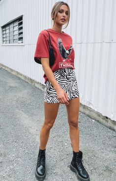 Summer Street Wear Women, 2024 Fashion Trends Summer Outfits, Festival Outfits 2024, Women Concert Outfits, Look Da Festival, Outfit Animal Print, Look Legging, Cooler Style, Neue Outfits