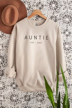 Auntie Sweatshirt, Auntie Est 2022, Crewneck Sweater, New aunt Gift  Ideal for any situation, a unisex heavy blend crewneck sweatshirt is pure comfort. These garments are made from polyester and cotton. This combination helps designs come out looking fresh and beautiful. The collar is ribbed knit, so it retains its shape even after washing. There are no itchy side seams on these sweaters.  .: 50% Cotton 50% Polyester .: Medium-heavy fabric (8.0 oz/yd² (271.25 g/m .: Loose fit .: Sewn in label .: Sweatshirt Designs Vinyl Cricut, Aunt Outfits, Aunt Stuff, Auntie Sweatshirt, Auntie Life, Good Moms Say Bad Words, Aunt Sweatshirt, Bad Words, Aunt Life