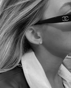 Chanel Black And White Aesthetic, Chanel Aesthetic Dark, Minimal Pictures, Spicy Pisces, Glasses Aesthetic, Chanel Aesthetic, Chanel Glasses, Chanel Black And White, Aesthetic Accessories