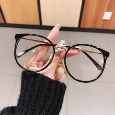 Glasses Women Fashion Eyeglasses, Cute Glasses Frames, Glasses Frames Trendy, Classy Glasses, Fancy Glasses, Glasses Inspiration, Glasses Trends, Womens Glasses Frames, Clear Lens Glasses