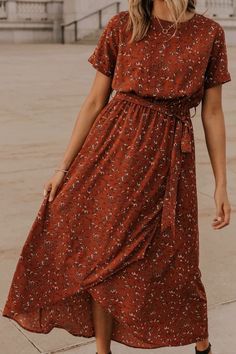 Teal Floral Dress, Fall Floral Dress, Cute Floral Dresses, Walking Down The Street, Mode Inspiration, Looks Vintage, Modest Dresses, Floral Maxi, Spring Dresses