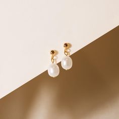 Minimalist Pearl Earrings * Bridal Earrings * Vintage Baroque Pearl Drop Earrings * Bridesmaid Earrings Discover our gold fresh pearl earrings, featuring baroque pearl drops perfect for bridal and wedding occasions. These dainty earrings, set with elegant gold studs, exude minimalist charm and sophistication. Ideal as bridesmaid gifts or cute everyday accessories. * F E A T U R E S: - High quality 18k gold plated stud and fresh pearl 8-9mm (0.3 in) - Total 17mm (0.7 in) - Handmade item - Lightwe Simple Wedding Earrings, Dainty Pearl Earrings, Cute Bridesmaids Gifts, Vintage Pearl Earrings, Drop Earrings Simple, Baroque Pearl Earrings, Bridal Earrings Pearl, Etsy Bridesmaid Gifts, Earrings Bridesmaid