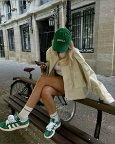 Adidas Shorts Outfit, Green Shoes Outfit, Outfit Campus, Looks Adidas, Campus Outfit, Sneaker Outfits Women, Adidas Campus 00s, Look Retro, Mode Boho