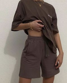 40s Mode, Mode Ulzzang, Modele Fitness, Tomboy Style Outfits, Brown Shorts, Streetwear Fashion Women, Tomboy Fashion