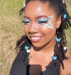 Rainbow Butterfly Makeup, Easy Butterfly Eyeliner, Cute Butterfly Makeup, Blue Rave Makeup, Blue And White Makeup Looks, Blue Fairy Makeup, Blue Butterfly Makeup, Blue Festival Makeup, Edm Makeup