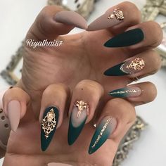 #Riysgelpolish #057 #riyasmattetopcoat (shop link in bio) #riyasnailsalon #hudabeauty #cleveland #nailsmagazine Emerald Nails, Green Acrylic Nails, Nagellack Trends, Stiletto Nail Art, Green Nail Designs, Stiletto Nails Designs, Her Nails, Christmas Nails Acrylic, Nailed It