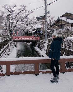 Japan Winter Style Women, Winter Travel Outfit Japan, Winter Hokkaido Outfit, Japanese Street Style Winter, Japanese Fashion Winter Outfits, What To Wear In Japan Winter, What To Wear In Japan In February, What To Wear In Japan In December, Kyoto Japan Winter