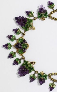 Amethyst and enamelled gold grape necklace, circa 1840-1850, France. Naturalistic jewellery, decorated with clearly recognisable flowers or fruit, emerged with the Romantic movement in the early 19th century. It remained popular for many decades. This piece is notable for its particularly vivid combination of colours. Grape Necklace, Romantic Movement, Victorian Accessories, Fruit Necklace, Beautiful Gold Necklaces, Romantic Jewellery, Enamel Necklaces, Art Nouveau Jewelry, Floral Jewellery